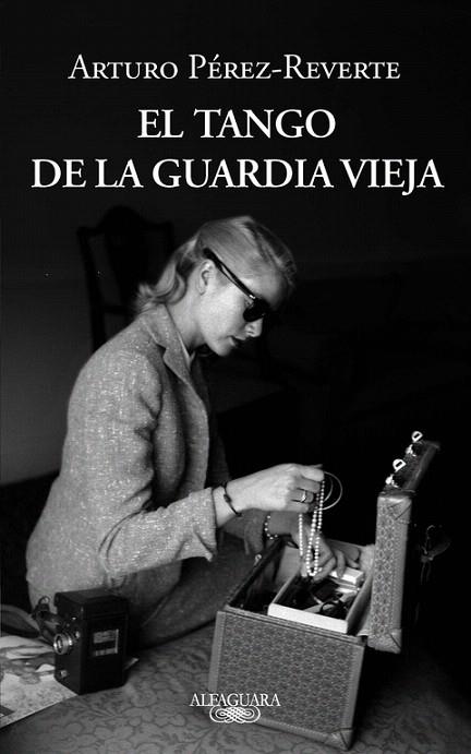 TANGO DE LA GUARDIA VIEJA, EL | 9788420413099 | PÉREZ-REVERTE, ARTURO | Llibreria L'Illa - Llibreria Online de Mollet - Comprar llibres online