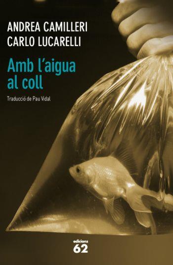 AMB L'AIGUA AL COLL | 9788429768756 | CAMILLERI, ANDREA / LUCARELLI CARLO | Llibreria L'Illa - Llibreria Online de Mollet - Comprar llibres online