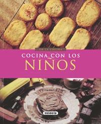 COCINA CON LOS NIÑOS  - EN LA COCINA | 9788430567881 | BARIGELLI, MONY/PETRI, GABRIELLA
