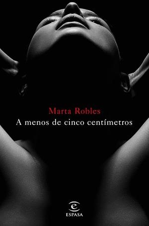 A MENOS DE CINCO CENTÍMETROS | 9788467048957 | ROBLES, MARTA | Llibreria L'Illa - Llibreria Online de Mollet - Comprar llibres online