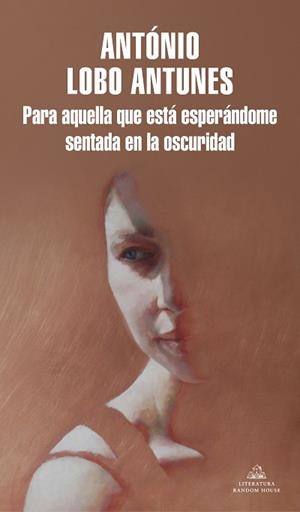 PARA AQUELLA QUE ESTÁ ESPERÁNDOME SENTADA EN LA OSCURIDAD | 9788439738404 | LOBO ANTUNES, ANTÓNIO | Llibreria L'Illa - Llibreria Online de Mollet - Comprar llibres online