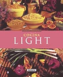COCINA LIGHT  - EN LA COCINA | 9788430567867 | RIPOSTI, LYDIA | Llibreria L'Illa - Llibreria Online de Mollet - Comprar llibres online