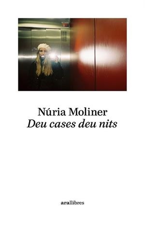 DEU CASES DEU NITS | 9788411731256 | MOLINER SABADELL, NÚRIA | Llibreria L'Illa - Llibreria Online de Mollet - Comprar llibres online