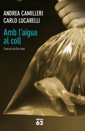 AMB L'AIGUA AL COLL | 9788429768756 | CAMILLERI, ANDREA / LUCARELLI CARLO | Llibreria L'Illa - Llibreria Online de Mollet - Comprar llibres online